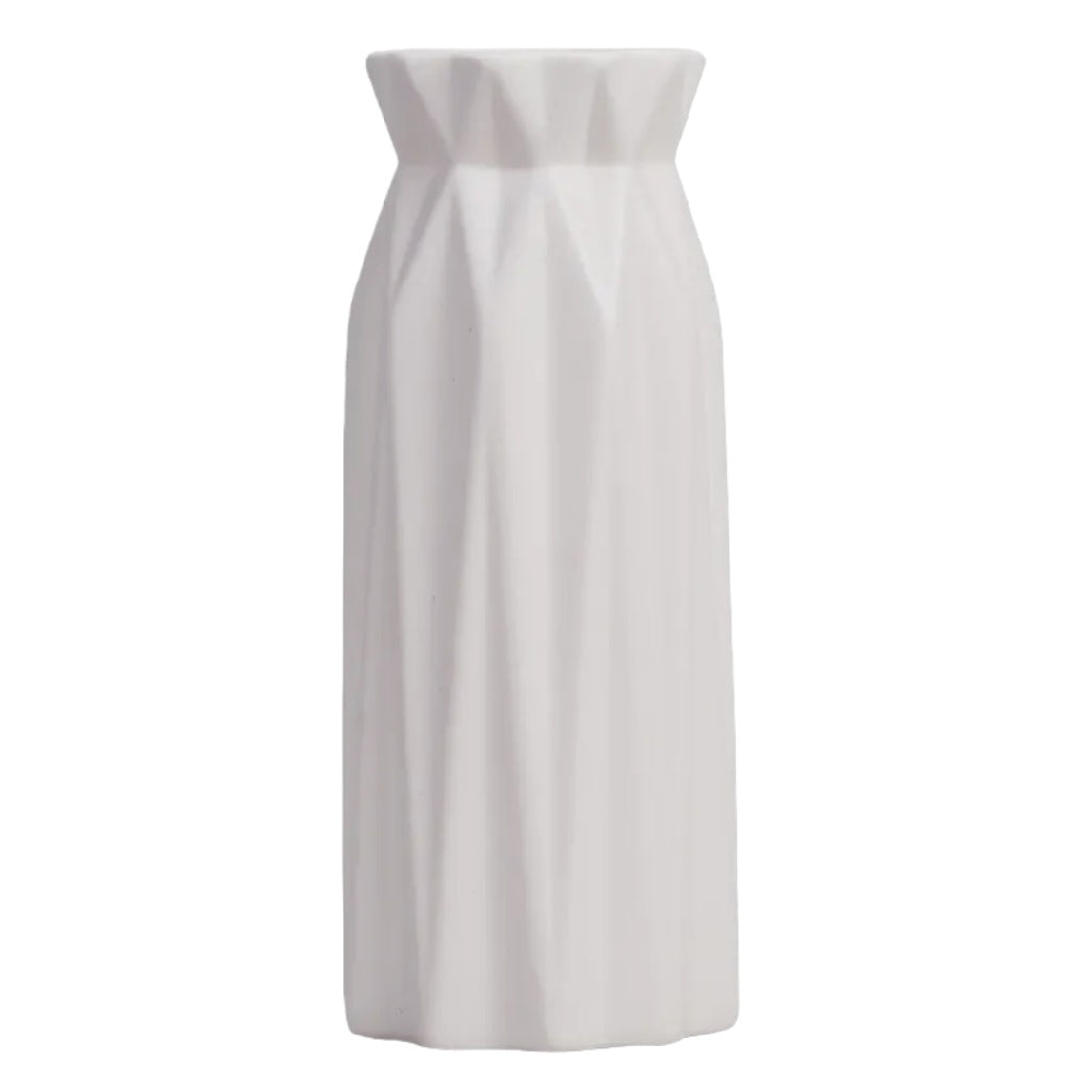 Witte keramische vaas met verticale textuur