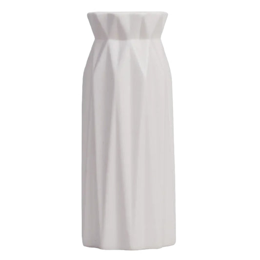 Witte keramische vaas met verticale textuur